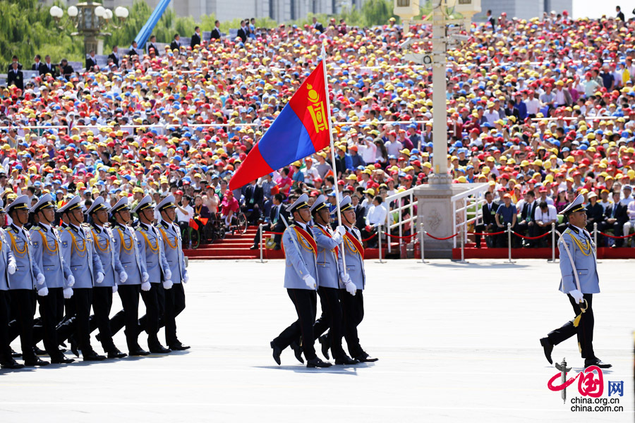  9月3日，中國人民抗日戰(zhàn)爭暨世界反法西斯戰(zhàn)爭勝利70周年紀念大會在北京隆重舉行，有11個國家派方隊、6個國家派代表隊來華參加閱兵。圖為蒙古國武裝力量方隊通過天安門廣場。中國網(wǎng)記者 楊佳攝 