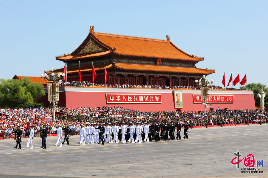  9月3日，中國人民抗日戰(zhàn)爭暨世界反法西斯戰(zhàn)爭勝利70周年紀念大會在北京隆重舉行，有11個國家派方隊、6個國家派代表隊來華參加閱兵。圖為墨西哥武裝力量方隊通過天安門廣場。中國網(wǎng)記者 董寧攝