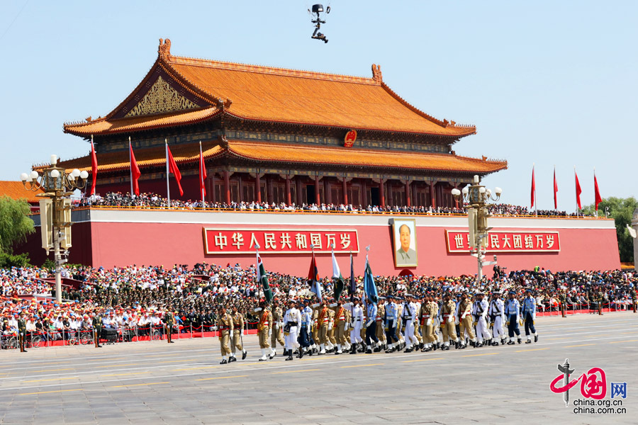 9月3日，中國人民抗日戰(zhàn)爭暨世界反法西斯戰(zhàn)爭勝利70周年紀(jì)念大會在北京隆重舉行，有11個國家派方隊、6個國家派代表隊來華參加閱兵。圖為巴基斯坦武裝力量方隊通過天安門廣場。中國網(wǎng)記者 董寧攝 