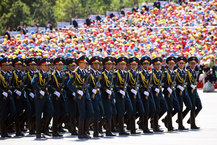 9月3日，中國人民抗日戰(zhàn)爭暨世界反法西斯戰(zhàn)爭勝利70周年紀(jì)念大會在北京隆重舉行，有11個國家派方隊、6個國家派代表隊來華參加閱兵。圖為塔吉克斯坦武裝力量方隊通過天安門廣場。中國網(wǎng)記者 楊佳攝