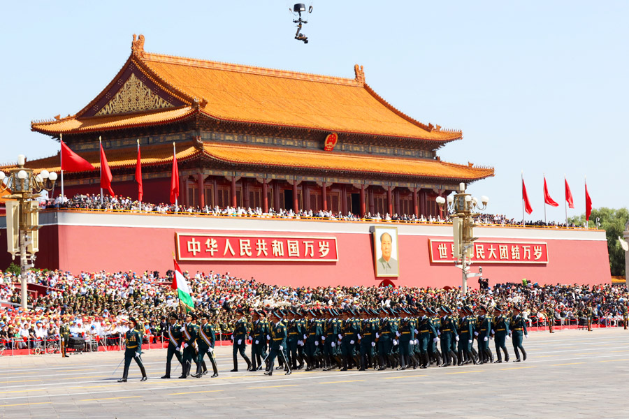  9月3日，中國(guó)人民抗日戰(zhàn)爭(zhēng)暨世界反法西斯戰(zhàn)爭(zhēng)勝利70周年紀(jì)念大會(huì)在北京隆重舉行，有11個(gè)國(guó)家派方隊(duì)、6個(gè)國(guó)家派代表隊(duì)來(lái)華參加閱兵。圖為塔吉克斯坦武裝力量方隊(duì)通過(guò)天安門(mén)廣場(chǎng)。中國(guó)網(wǎng)記者 董寧攝